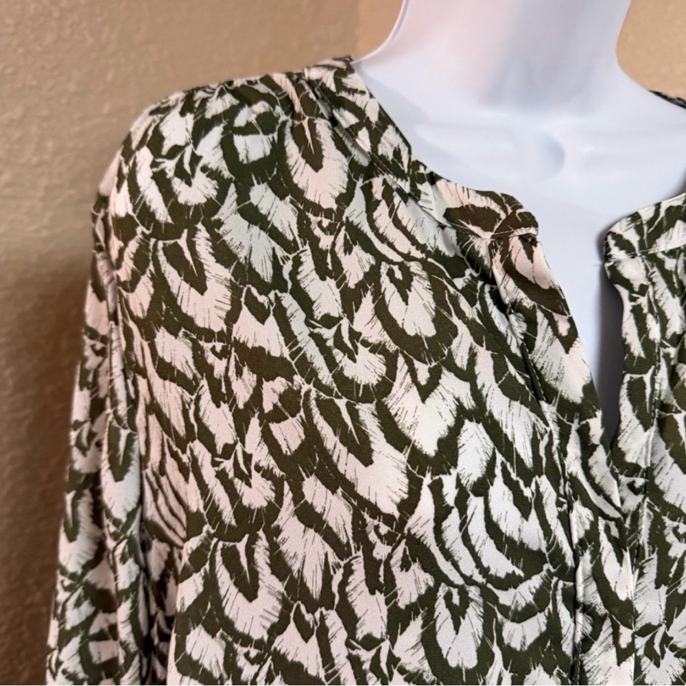 Green and White Patterned Women's Top - Picture 4 of 7